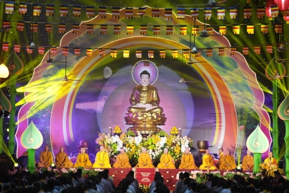 Đêm hội Hoa đăng kính mừng ngày Thái tử Tất Đạt Đa thành Đạo tại chùa Bằng năm Ất Tỵ